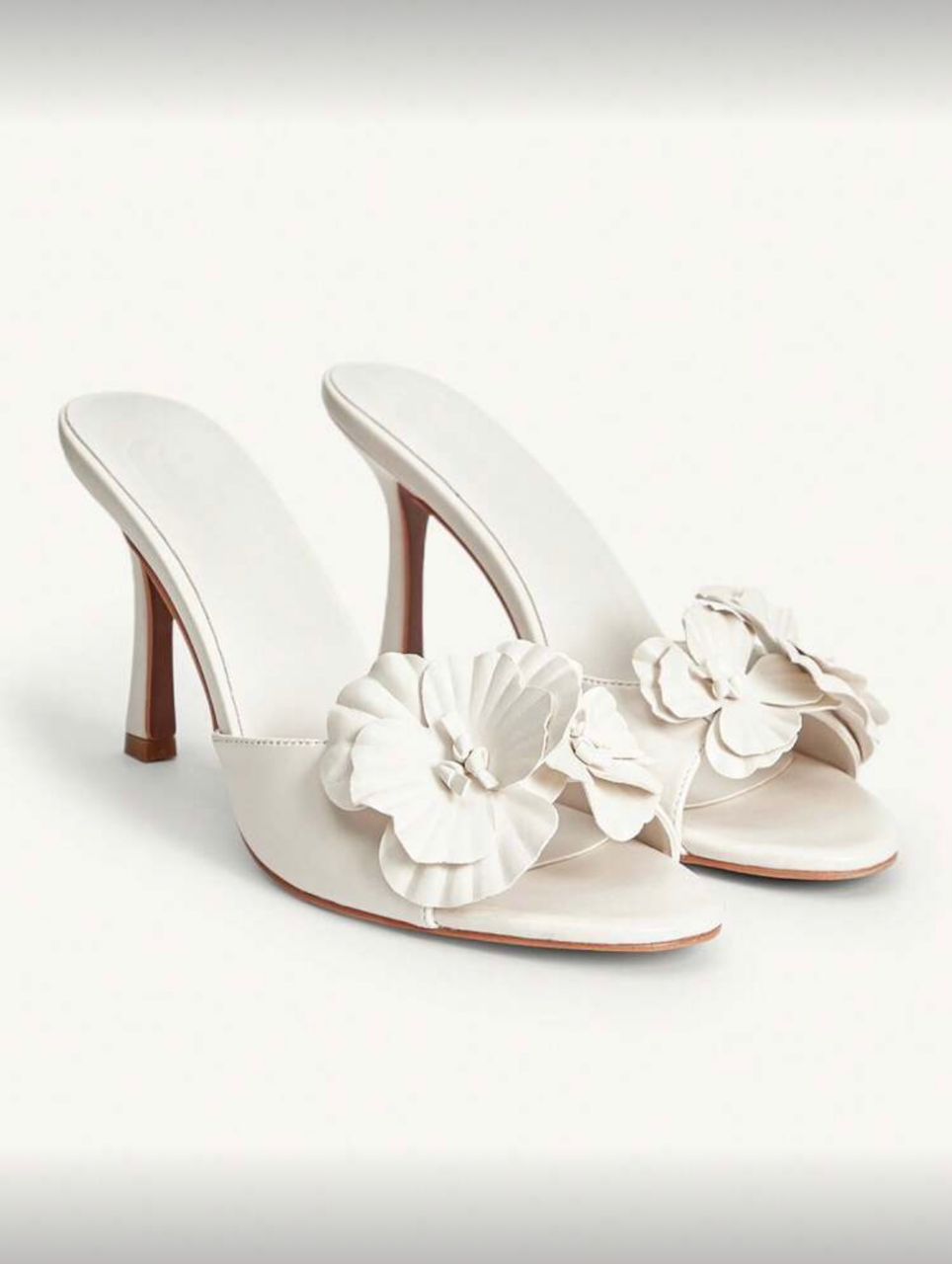 Flower decor round toe mule