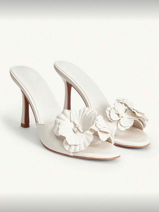 Flower decor round toe mule