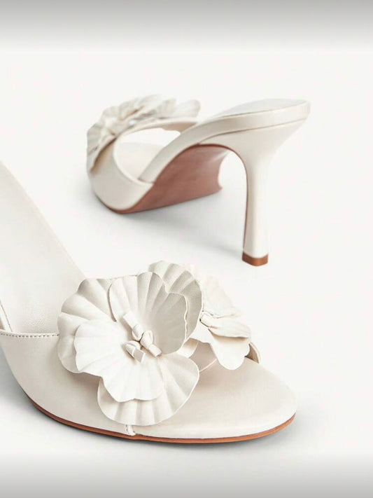 Flower decor round toe mule
