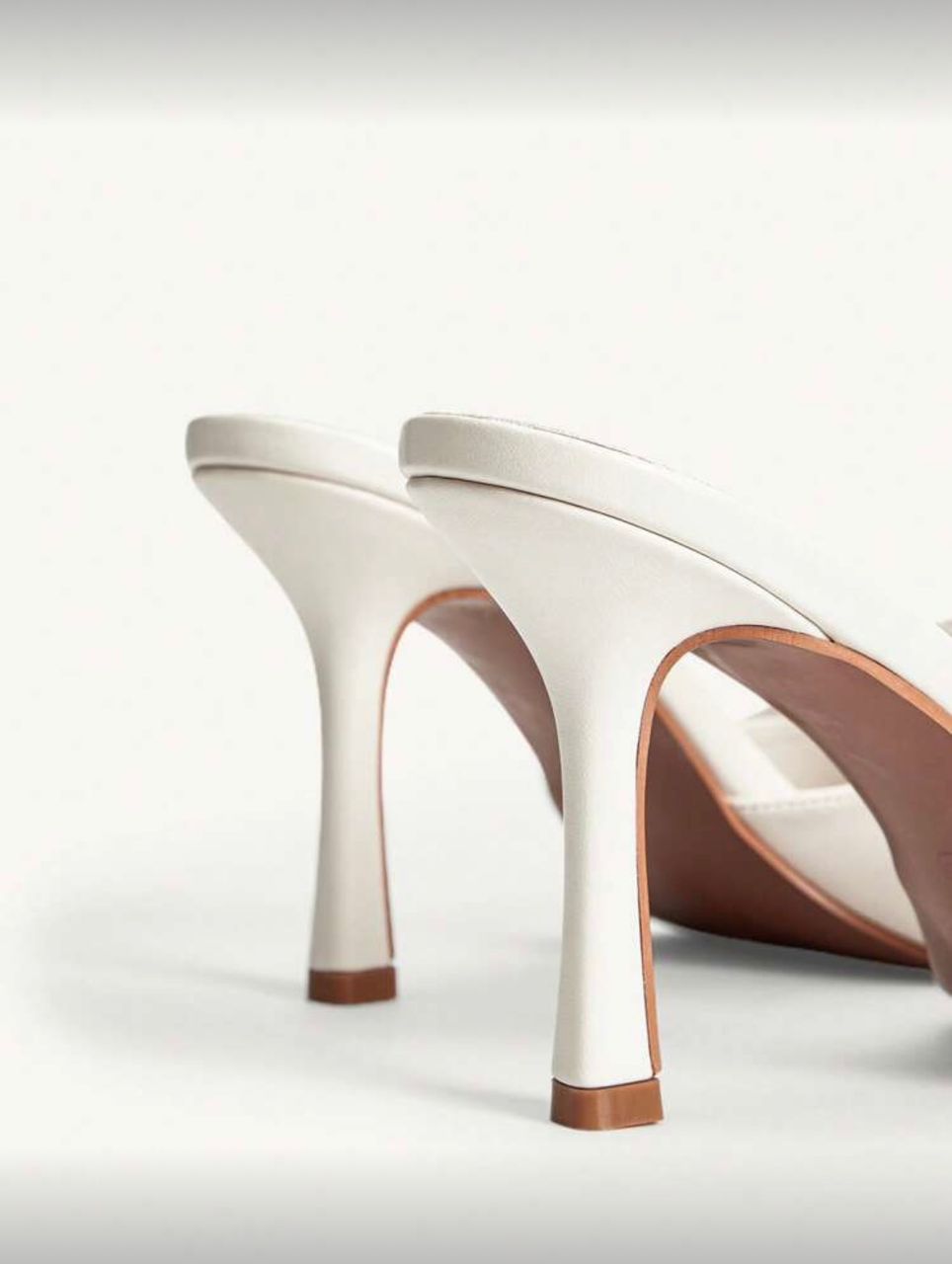 Flower decor round toe mule